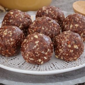 These Raw & Guilt-Free Peanut Butter Brownie Bliss Balls are the perfect healthy treat... even though they taste super naughty! Includes a simple step by step recipe video!