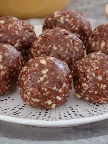These Raw & Guilt-Free Peanut Butter Brownie Bliss Balls are the perfect healthy treat... even though they taste super naughty! Includes a simple step by step recipe video!