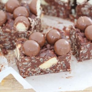 The ultimate 10 minute, no-bake Chocolate Crackle Malteser Slice... the sneaky treat that every chocoholic needs in their life! 
