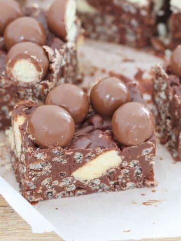 The ultimate 10 minute, no-bake Chocolate Crackle Malteser Slice... the sneaky treat that every chocoholic needs in their life! 