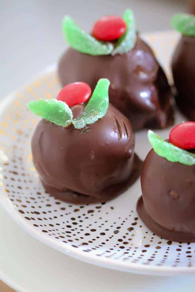 These super simple Christmas Mint Slice Balls are made with cream cheese and Mint Slice biscuits - the perfect no-bake Christmas treat!