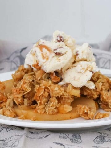 The ultimate apple crumble recipe.. a sweet apple filling with a crunchy oat topping. Serve with ice-cream for the perfect winter dessert. 