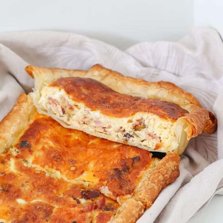 Simple Egg and Bacon Pie (only 6 ingredients!) - Bake Play Smile