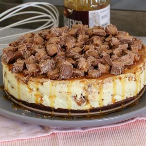 The Ultimate No-Bake Mars Bar Cheesecake... packed full of Mars Bars, chocolate sauce and caramel sauce! Talk about delicious!
