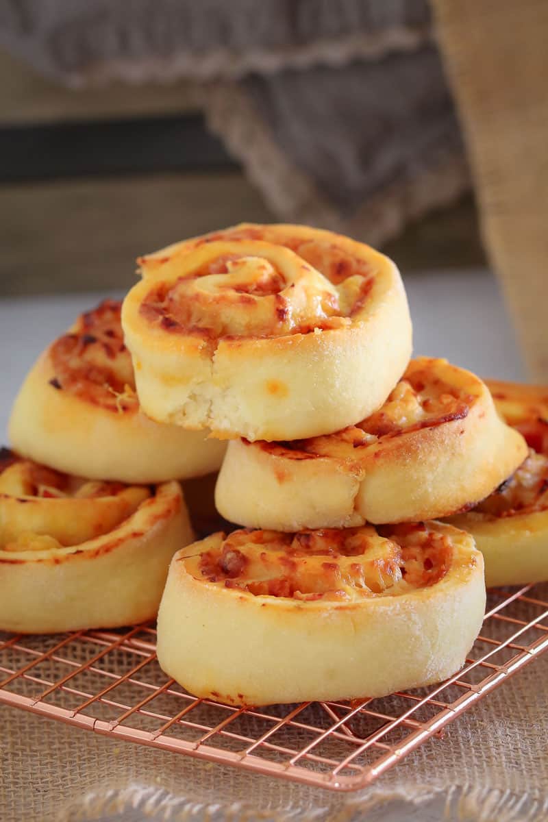 Pizza Scrolls Ham, Pineapple and Cheese Bake Play Smile
