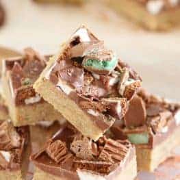The BEST no-bake Mint Chocolate Slice ever!!! A simple biscuit base topped with milk chocolate and decorated with all your favourite peppermint chocolates!