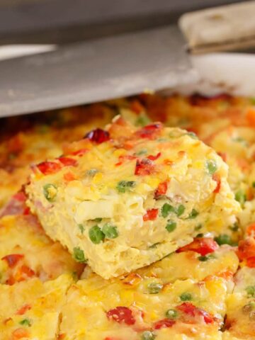 A simple Macaroni & Vegetable Frittata Bake made with capsicum, carrots, corn, peas and ham. Perfect for kids and toddlers, or as an easy midweek dinner. 