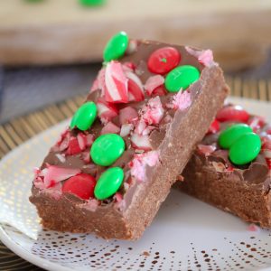 The BEST No-Bake Peppermint Chocolate Christmas Slice made with peppermint chocolate and decorated with candy canes and M&Ms!