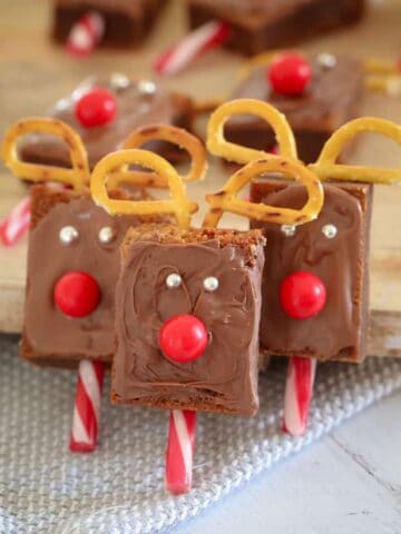 These cute-as-a-button and super easy Christmas Reindeer Brownies are sure to be a hit at your class Christmas party or end of year Christmas celebration!