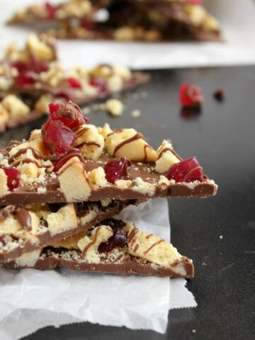 A simple no-bake Christmas Shortbread, Raspberry & Chocolate Bark that takes just 5 minutes to prepare (and even less to disappear!!). 