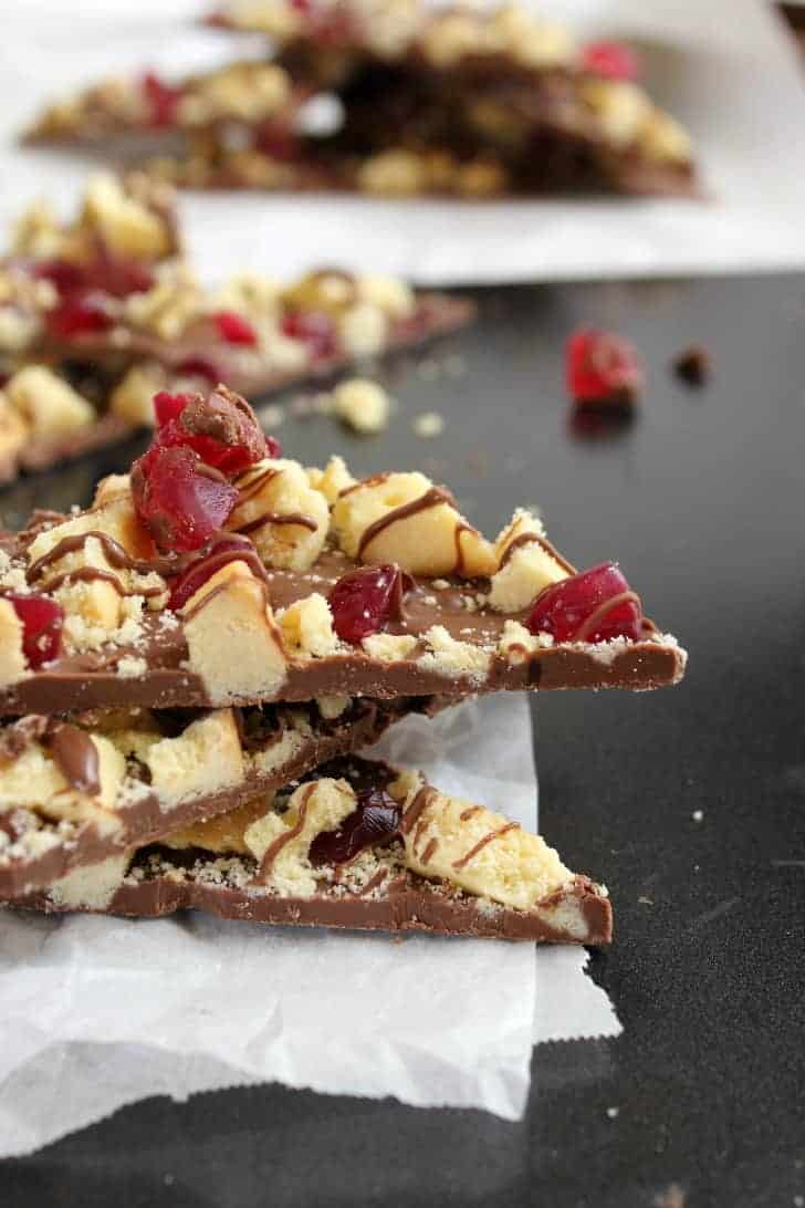 A simple no-bake Christmas Shortbread, Raspberry & Chocolate Bark that takes just 5 minutes to prepare (and even less to disappear!!). 