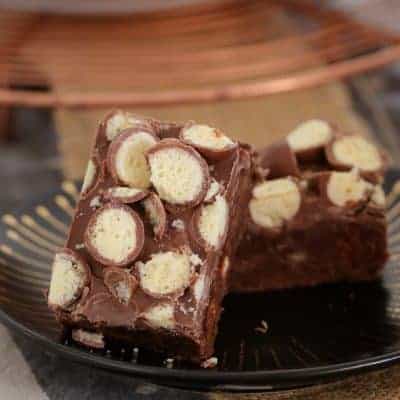 This 10 minute no-bake Caramello, Malteser & Chocolate Ripple Slice recipe is the BEST! Super easy and totally delicious!