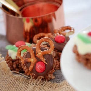 These Mars Bar Chocolate Christmas Crackles can be made into cute little reindeers or Christmas puddings... in less than 10 minutes! The perfect end of year class party treat...