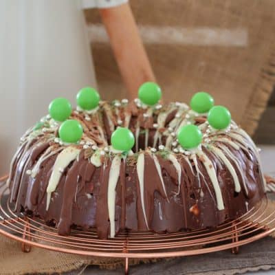 This Mint Rocky Road Christmas Wreath is packed full of marshmallows, raspberries, peanuts, mint chocolates and more! It's a show-stopping Christmas dessert!