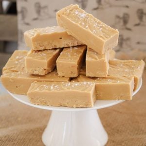 The easiest 5 ingredient Microwave Salted Caramel Fudge recipe!! Super quick and totally delicious!