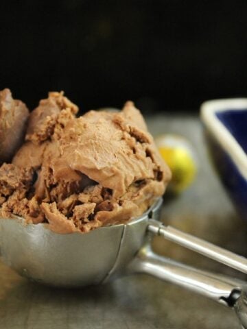 10 minute Caramel Chocolate Easter Egg Ice-Cream... a no-churn chocolate ice-cream scattered with chunks of caramel chocolate Easter eggs. YUM!!