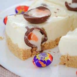 A white chocolate and Cadbury Creme Egg Cheesecake that's perfect for any chocoholic! Completely no-bake, super simple to make and totally delicious!! 