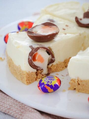 A white chocolate and Cadbury Creme Egg Cheesecake that's perfect for any chocoholic! Completely no-bake, super simple to make and totally delicious!! 
