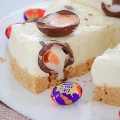 A white chocolate and Cadbury Creme Egg Cheesecake that's perfect for any chocoholic! Completely no-bake, super simple to make and totally delicious!!