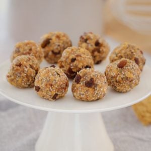 These Healthy Weet-Bix Balls with medjool dates, honey, coconut, chia seeds and sultanas are super easy to make and take only 10 minutes to prepare. 