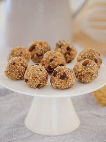 These Healthy Weet-Bix Balls with medjool dates, honey, coconut, chia seeds and sultanas are super easy to make and take only 10 minutes to prepare. 