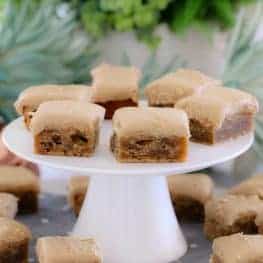 These easy Banana Blondies with Caramel Frosting are going to be your new best friend! A deliciously moist banana base topped with a sweet and creamy caramel frosting. YUM!