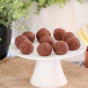 These Chocolate Mint Bliss Balls are the perfect healthy and guilt-free treat! Just 10 minutes prep time, freezer-friendly.... and totally delicious! What more could you want!?