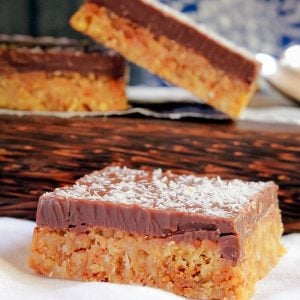 A completely no-bake Coconut Chocolate Slice with a crunchy coconut biscuit base and a crispy milk chocolate top. Delicious, quick and easy!