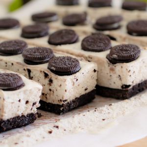 The best ever no-bake Oreo Cheesecake Slice... this is cookies and cream at it's very best! A chocolate Oreo base covered with a white chocolate and Oreo cheesecake filling!