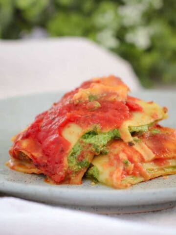 A quick and easy Spinach & Ricotta Cannelloni recipe that makes the perfect family midweek meal! Just 10 minutes prep time and 30 minutes cooking time. 