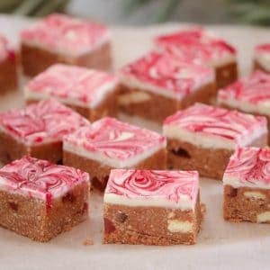 This Turkish Delight Slice is the BEST no-bake slice ever! A basic biscuit base made with Turkish Delight chocolate and scattered with extra chunks of Turkish delight... topped with a white chocolate layer. YUM!