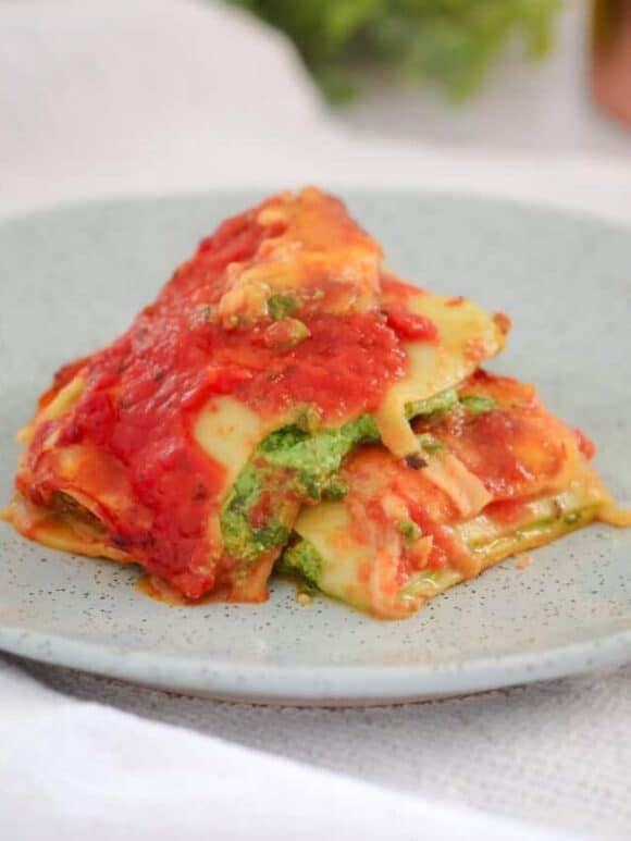 A quick and easy Spinach & Ricotta Cannelloni recipe that makes the perfect family midweek meal! Just 10 minutes prep time and 30 minutes cooking time.
