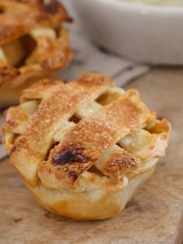 Super easy and delicious Caramel Apple Pies made with crunchy shortcrust pastry, sweet chunks of apple drizzled in caramel sauce... and cooked in a standard muffin tin!