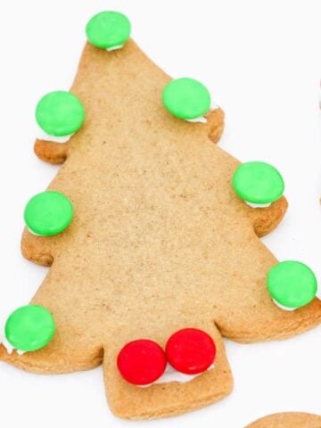 The easiest gingerbread recipe ever... perfect for making gingerbread men and Christmas trees! Decorate with the kids for a fun Christmas activity! 
