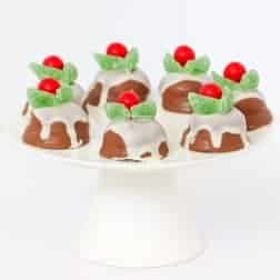The easiest little Chocolate Christmas Puddings made from chocolate royals biscuits, white chocolate, spearmint leaves and jaffas. 