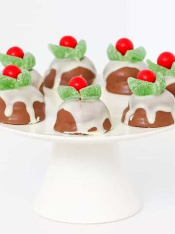The easiest little Chocolate Christmas Puddings made from chocolate royals biscuits, white chocolate, spearmint leaves and jaffas. 