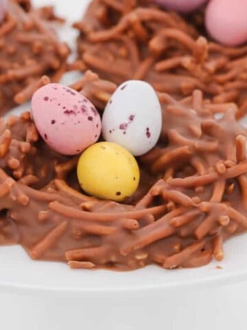A simple 4 ingredient Chocolate Easter Birds Nests recipe made with Changs fried noodes, melted chocolate, peanut butter and mini Easter eggs.