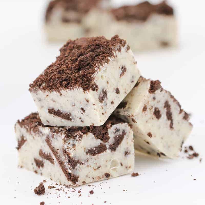 A simple 3 ingredient Microwave Cookies & Cream Fudge recipe made from white chocolate, condensed milk and Oreo biscuits... all in less than 5 minutes!