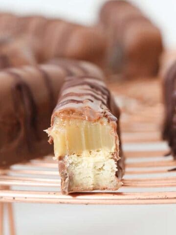 Irresistable homemade Twix Bars... a copycat version of the famous chocolate bar made with a shortbread base, soft caramel and rich chocolate coating. 