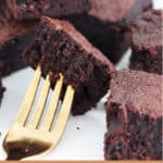 Our rich and dense chocolate brownies are so easy to make... and take just 5 minutes to prepare! This is the perfect recipe for delicious and classic brownies!