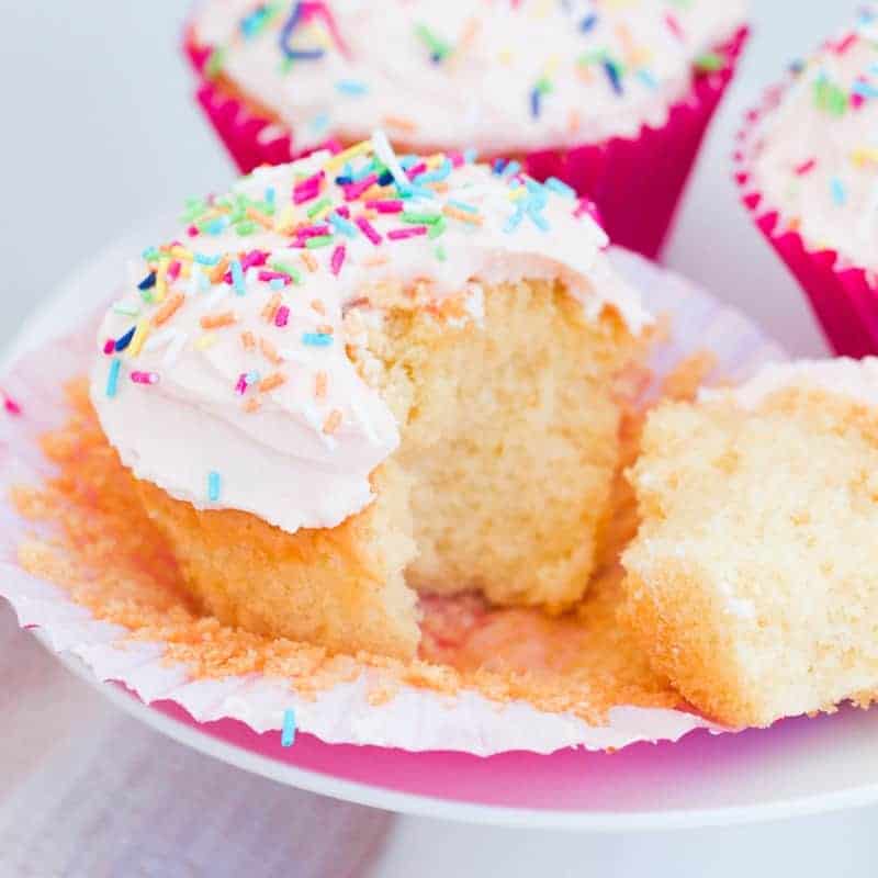 https://bakeplaysmile.com/wp-content/uploads/2020/01/Vanilla-Cupcakes-1-5-1.jpg