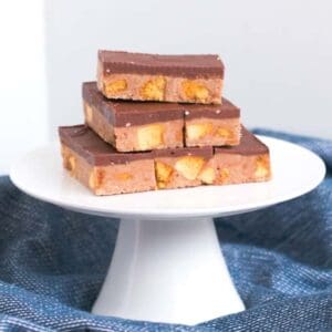 Everyone's favourite no-bake Chocolate Crunchie Slice takes just 10 minutes to make and tastes AMAZING! Chunks of honeycomb mixed through a crushed biscuit and sweetened condensed base topped with milk chocolate. 