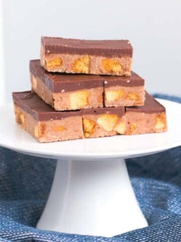Everyone's favourite no-bake Chocolate Crunchie Slice takes just 10 minutes to make and tastes AMAZING! Chunks of honeycomb mixed through a crushed biscuit and sweetened condensed base topped with milk chocolate. 