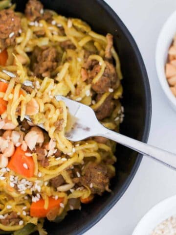 Our deliciously simple old school noodle & beef chow mein recipe is packed full of cabbage, carrot, beef mince, curry powder and noodles - a classic family favourite. #chow #mein #beef #noodles #family #dinner #recipe #thermomix #conventional #healthy #cabbage #vegetable