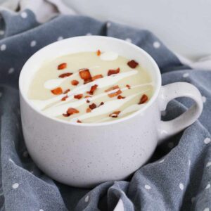 A hearty and creamy potato & leek soup that will be ready on the table in 30 minutes... the perfect healthy winter soup recipe. #potato #leek #soup #recipe #thermomix #conventional #healthy #winter #dinner