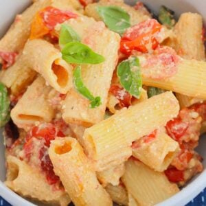A bowl of tomato and basil creamy pasta.