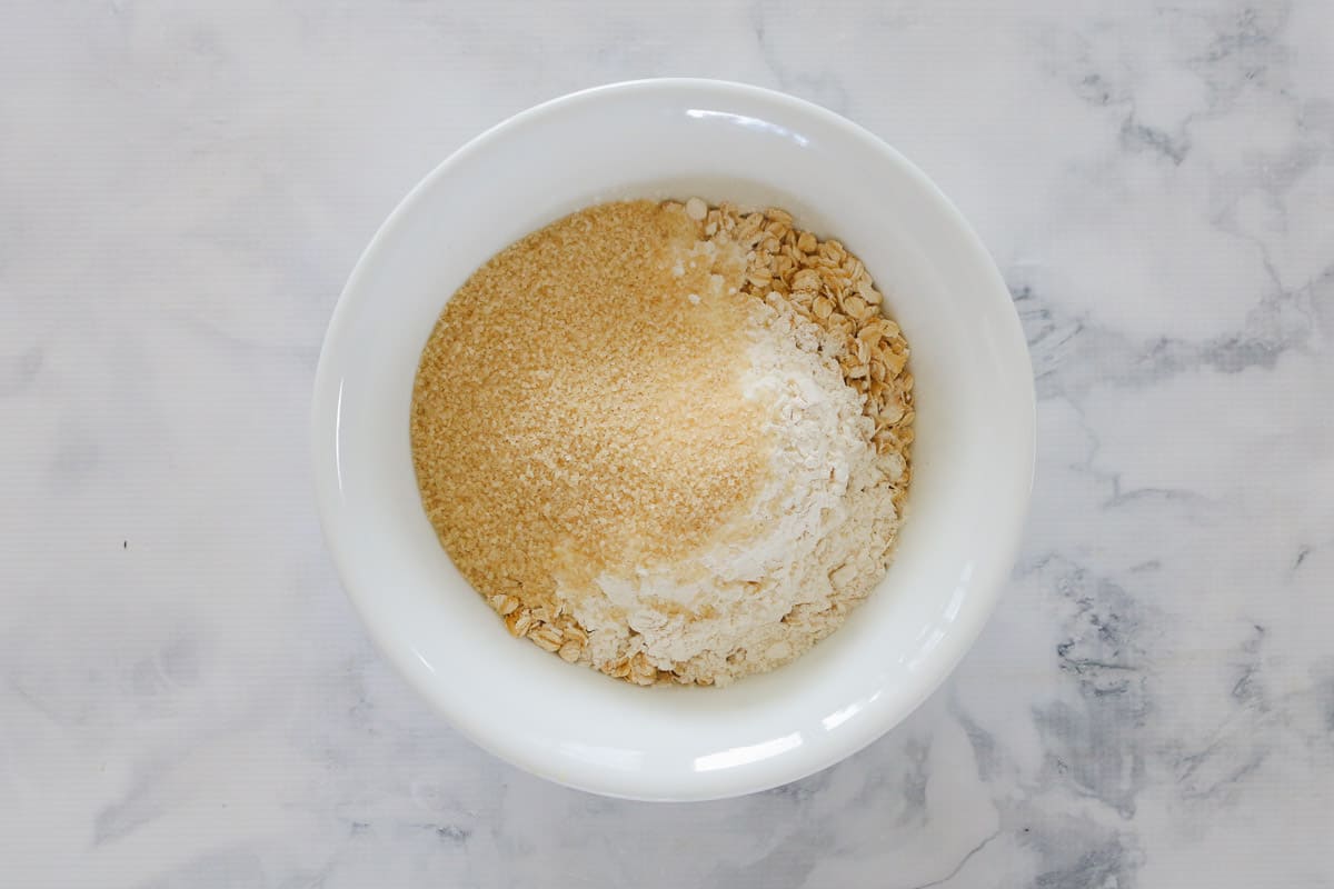 Sugar, flour and oats in a bowl.