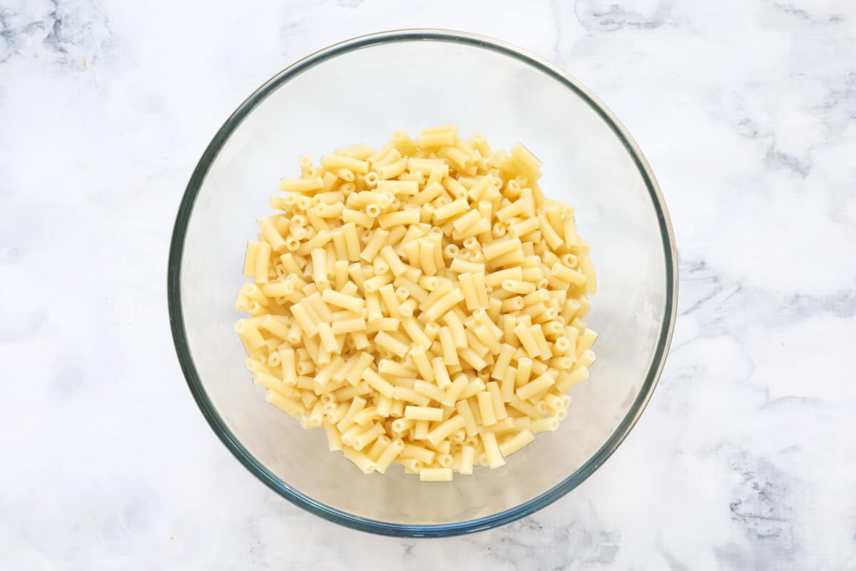 Cooked macaroni in a glass bowl