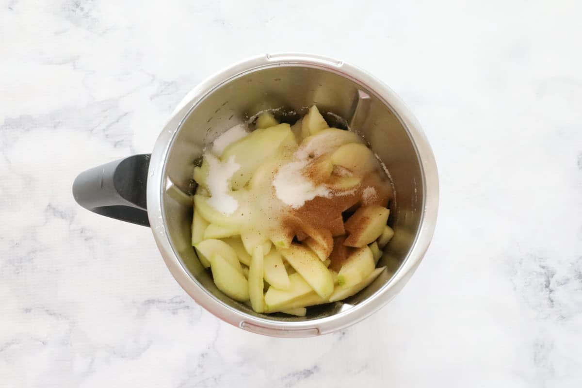 Sliced apples, cinnamon, sugar and water in a Thermomix jug