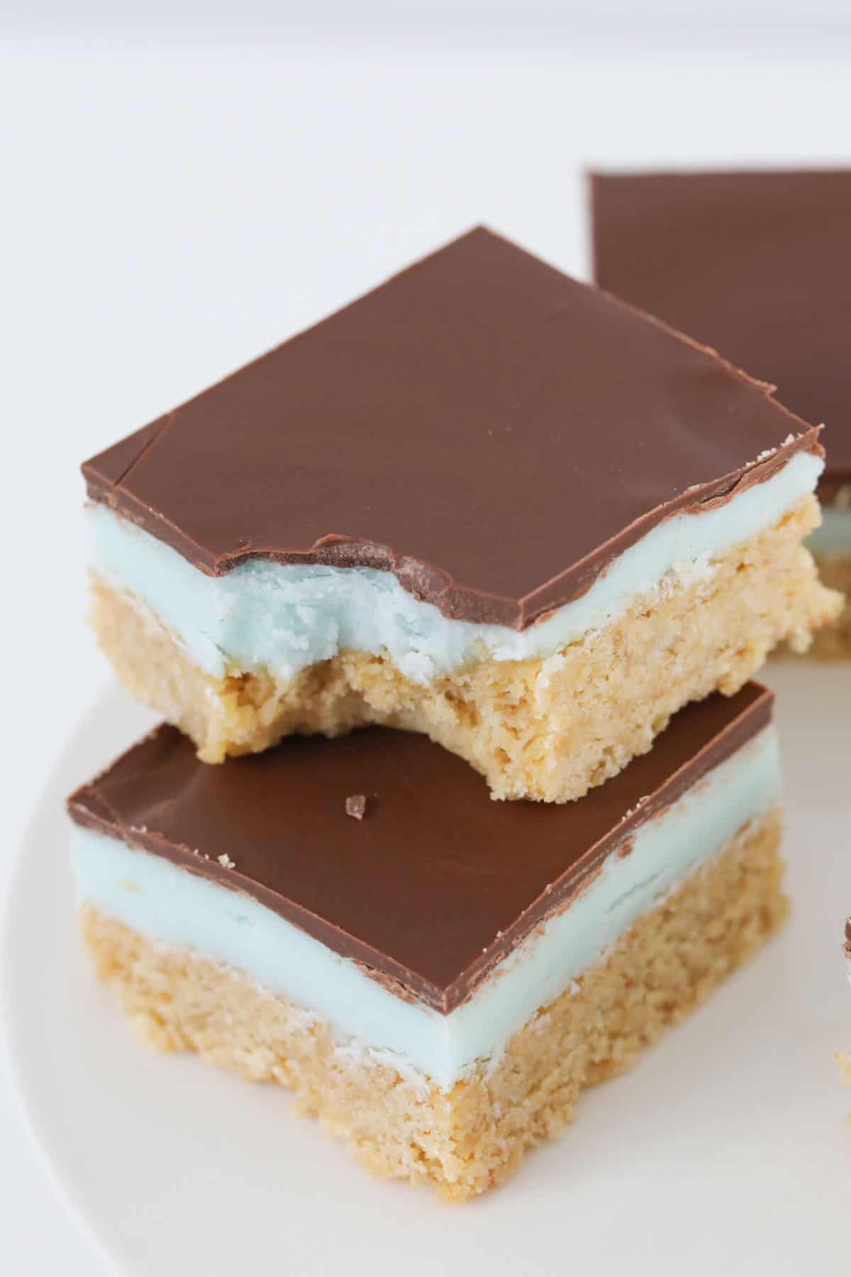A close up of three pieces of peppermint slice.